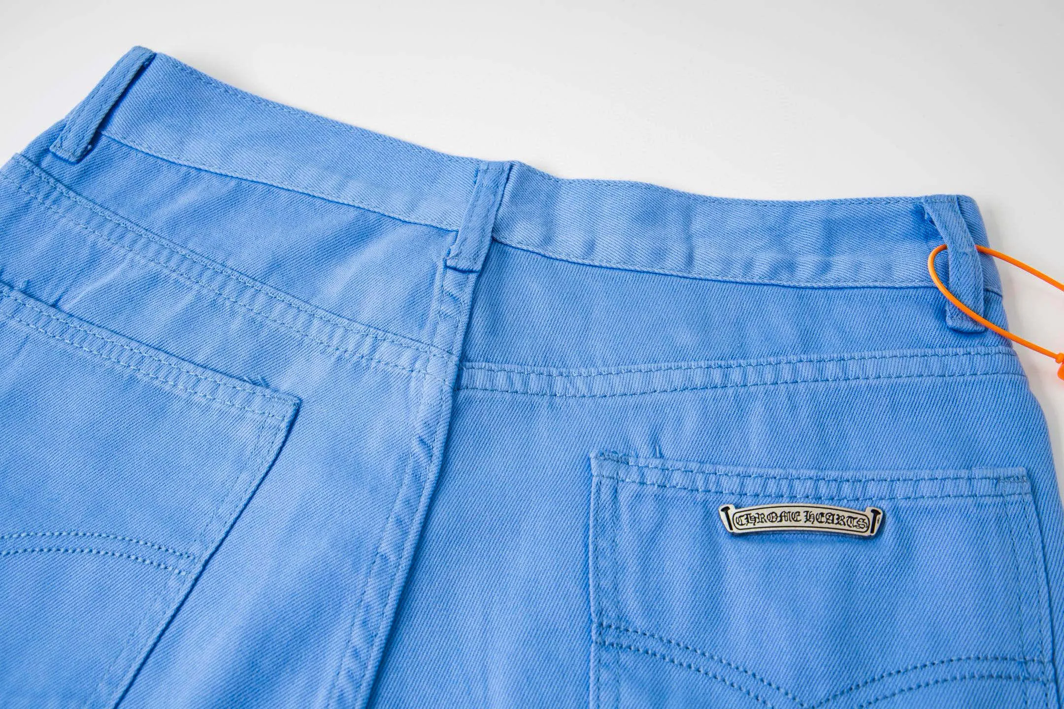 P270 💰 (Top version) CHROME HEARTS 25ss dopamine light blue cross-over leather washed jeans - Full of exploring the ultimate in fashion, Chrome Hearts' new Chrome Hearts pants not only present a unique style, the fresh ice blue color looks particularly youthful and energetic. The mid-high waist design is paired with a lazy and casual style, which not only shows long legs but also maintains a casual feel. It is a must-have fashion choice for trendy men and trendy women. Color: Dopamine light blue Size: 28-30-32-34 (corresponds to S-M-L-XL)
